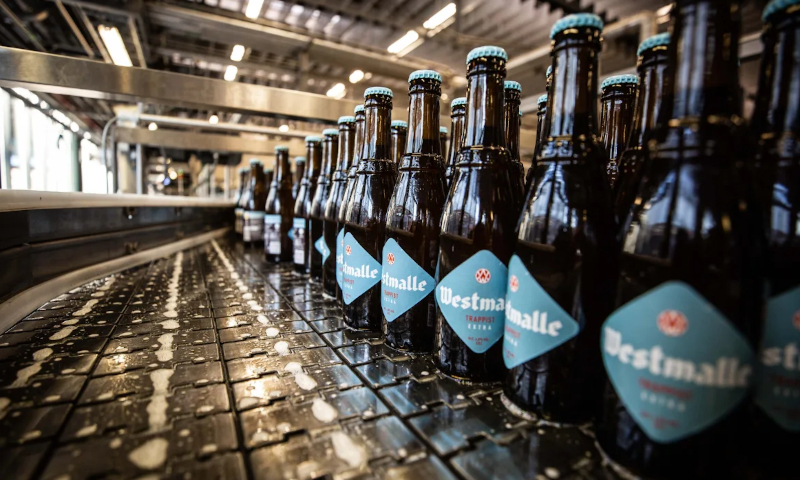 Flesjes Westmalle Extra op de lopende band